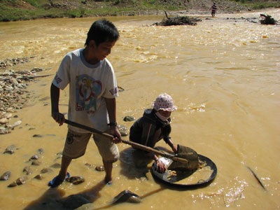 Những đứa trẻ đãi vàng trên sông A Vương - 8 Những đứa trẻ đãi vàng trên sông A Vương - 8