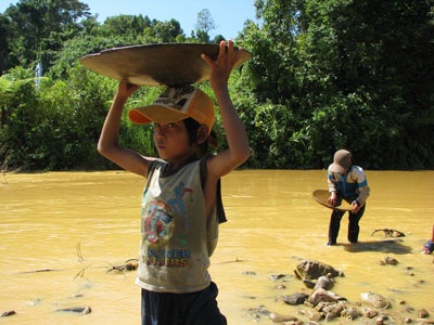Những đứa trẻ đãi vàng trên sông A Vương - 1 Những đứa trẻ đãi vàng trên sông A Vương - 1
