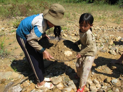 Những đứa trẻ đãi vàng trên sông A Vương - 2 Những đứa trẻ đãi vàng trên sông A Vương - 2