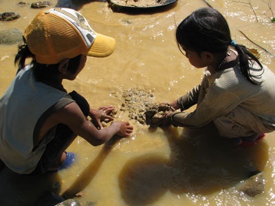 Những đứa trẻ đãi vàng trên sông A Vương - 4 Những đứa trẻ đãi vàng trên sông A Vương - 4