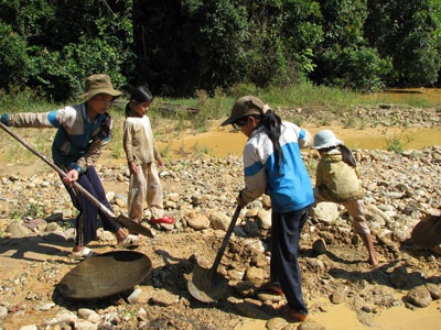 Những đứa trẻ đãi vàng trên sông A Vương - 5 Những đứa trẻ đãi vàng trên sông A Vương - 5