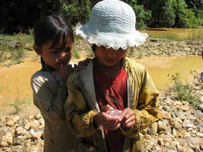 Những đứa trẻ đãi vàng trên sông A Vương - 6 Những đứa trẻ đãi vàng trên sông A Vương - 6