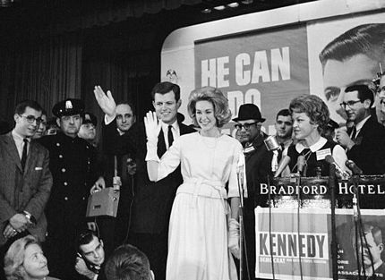 Cuộc đời Thượng nghị sĩ Mỹ Edward Kennedy qua ảnh - 4 Cuộc đời Thượng nghị sĩ Mỹ Edward Kennedy qua ảnh - 4