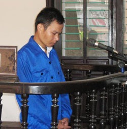 Hãm hiếp bé 12 tuổi, lĩnh 12 năm tù - 1 Hãm hiếp bé 12 tuổi, lĩnh 12 năm tù - 1