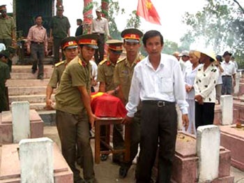 Truy điệu, an táng 8 hài cốt liệt sĩ - 1 Truy điệu, an táng 8 hài cốt liệt sĩ - 1