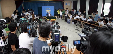 Mẹ Choi Ji Shil nức nở khi nhận lại tro cốt của con - 1