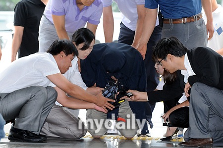 Mẹ Choi Ji Shil nức nở khi nhận lại tro cốt của con - 3