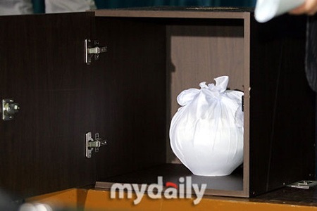 Mẹ Choi Ji Shil nức nở khi nhận lại tro cốt của con - 6