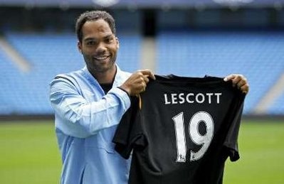 “Lescott còn xuất sắc hơn Terry và Ferdinand” - 1
