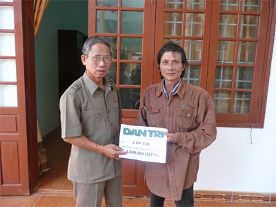 Quà nhân ái đến với cô bé dân tộc Vân Kiều - 1 Quà nhân ái đến với cô bé dân tộc Vân Kiều - 1