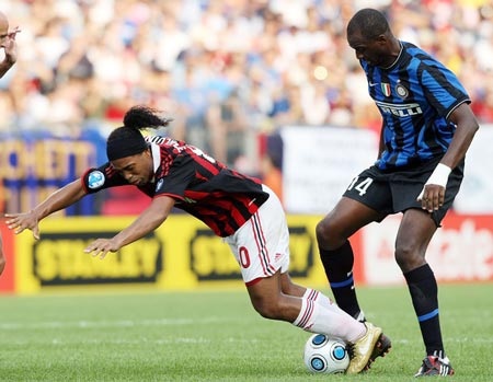 Cầu thủ Inter “cãi nhau” trước trận derby Milano - 1