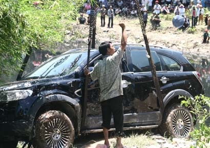 Xem xét khởi tố tài xế chiếc xe lao xuống sông Nhuệ làm chết 3 người  - 1