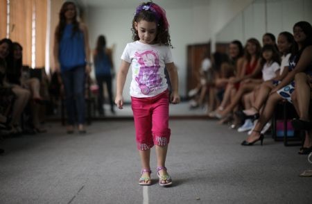Đột nhập lò đào tạo hoa hậu nhí ở Venezuela - 1