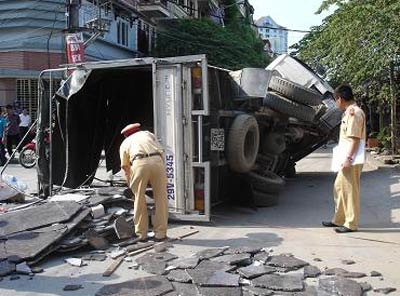 Đổ xe chở đá, hai người thiệt mạng - 1