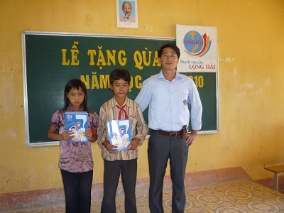 Thạch rau câu Long Hải tặng vở cho học sinh nghèo miền núi - 1