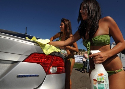 Người đẹp bikini rửa xe hybrid miễn phí  - 3