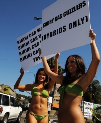 Người đẹp bikini rửa xe hybrid miễn phí  - 1