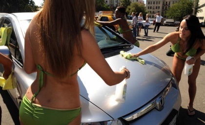 Người đẹp bikini rửa xe hybrid miễn phí  - 10