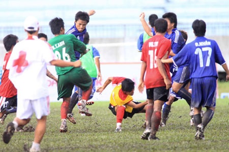 Cầu thủ U21 Đồng Nai và ĐT Long An ẩu đả kinh hoàng - 2