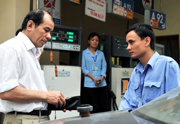Giá xăng dầu bất ngờ tăng 1.000 đồng/lít - 1 Giá xăng dầu bất ngờ tăng 1.000 đồng/lít - 1