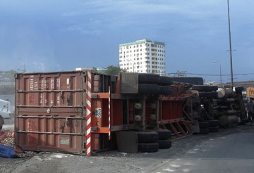 Cua gấp, xe container chở 20 tấn khoai mỳ lật nhào  - 1