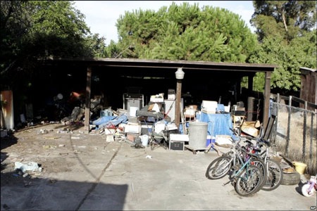 Kẻ bắt cóc, giam cầm cô gái 18 năm "nghiện sex" - 4 Kẻ bắt cóc, giam cầm cô gái 18 năm "nghiện sex" - 4