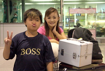 “Bé” Xuân Mai tạm biệt họ hàng, bạn bè để trở lại Mỹ - 3 “Bé” Xuân Mai tạm biệt họ hàng, bạn bè để trở lại Mỹ - 3