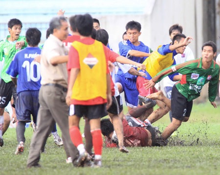 Cầu thủ U21 Đồng Nai và ĐT Long An ẩu đả kinh hoàng - 1