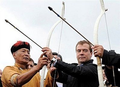 Tổng thống Nga Medvedev học bắn cung - 5