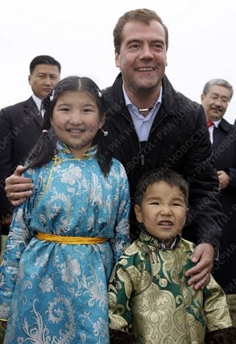 Tổng thống Nga Medvedev học bắn cung - 8