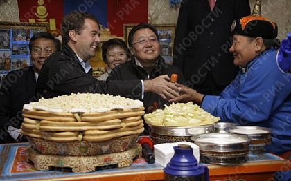 Tổng thống Nga Medvedev học bắn cung - 9