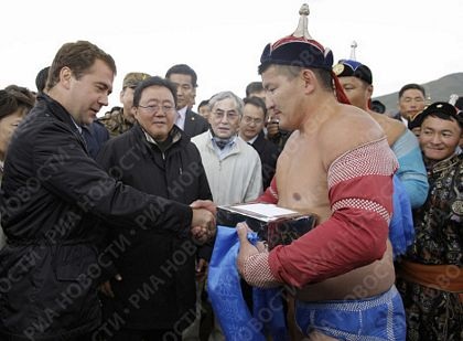 Tổng thống Nga Medvedev học bắn cung - 10