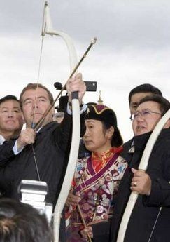 Tổng thống Nga Medvedev học bắn cung - 3