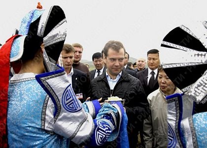 Tổng thống Nga Medvedev học bắn cung - 1
