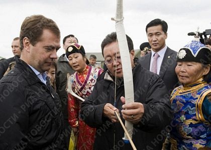 Tổng thống Nga Medvedev học bắn cung - 2