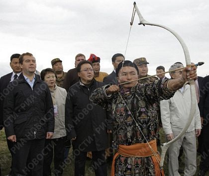 Tổng thống Nga Medvedev học bắn cung - 6