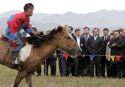 Tổng thống Nga Medvedev học bắn cung - 7