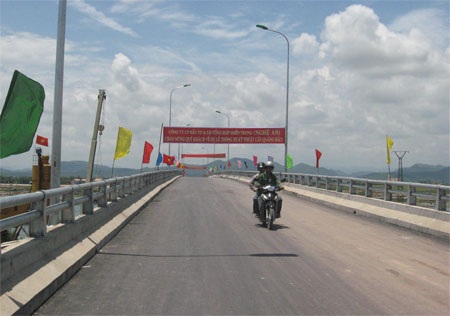 Thông xe cầu Quảng Hải, hàng chục cá nhân và tập thể được khen - 1 Thông xe cầu Quảng Hải, hàng chục cá nhân và tập thể được khen - 1