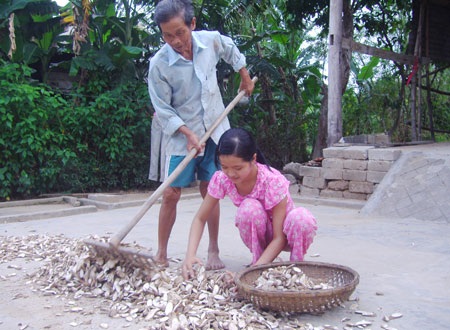 Cô bé mồ côi nghèo khó đỗ hai trường ĐH - 2
