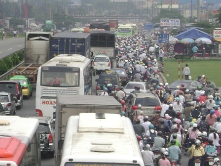 Đề xuất thu phí xe cá nhân bằng cách... tăng giá xăng  - 1