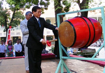 Chủ tịch nước đánh trống khai giảng năm học 2009 - 2010 - 4 Chủ tịch nước đánh trống khai giảng năm học 2009 - 2010 - 4