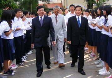 Chủ tịch nước đánh trống khai giảng năm học 2009 - 2010 - 1 Chủ tịch nước đánh trống khai giảng năm học 2009 - 2010 - 1