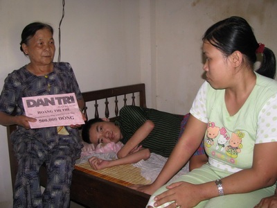 Trao quà cho "người mẹ 20 năm thức cùng nỗi đau da cam" - 1 Trao quà cho "người mẹ 20 năm thức cùng nỗi đau da cam" - 1