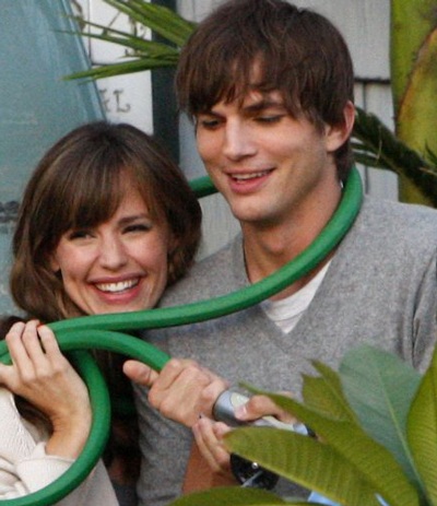 Jennifer Garner tình tứ bên “đàn em” Ashton Kutcher - 5 Jennifer Garner tình tứ bên “đàn em” Ashton Kutcher - 5