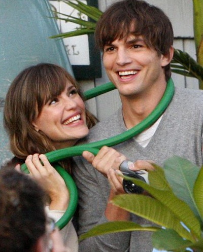 Jennifer Garner tình tứ bên “đàn em” Ashton Kutcher - 4 Jennifer Garner tình tứ bên “đàn em” Ashton Kutcher - 4