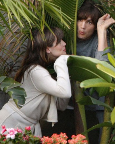 Jennifer Garner tình tứ bên “đàn em” Ashton Kutcher - 3 Jennifer Garner tình tứ bên “đàn em” Ashton Kutcher - 3