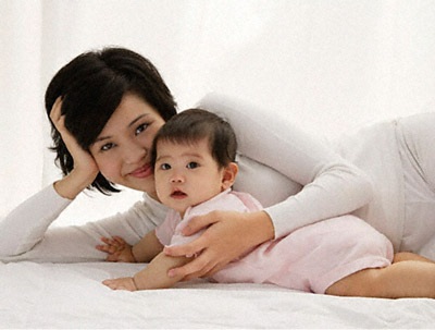 Những em bé “búp bê trong tủ kính” - 1 Những em bé “búp bê trong tủ kính” - 1