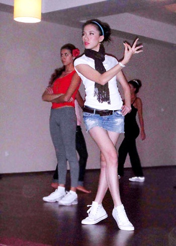 Thí sinh Hoa hậu Siêu quốc gia tập múa ba -lê - 2