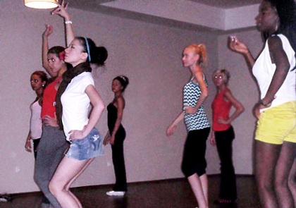 Thí sinh Hoa hậu Siêu quốc gia tập múa ba -lê - 3