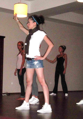 Thí sinh Hoa hậu Siêu quốc gia tập múa ba -lê - 1